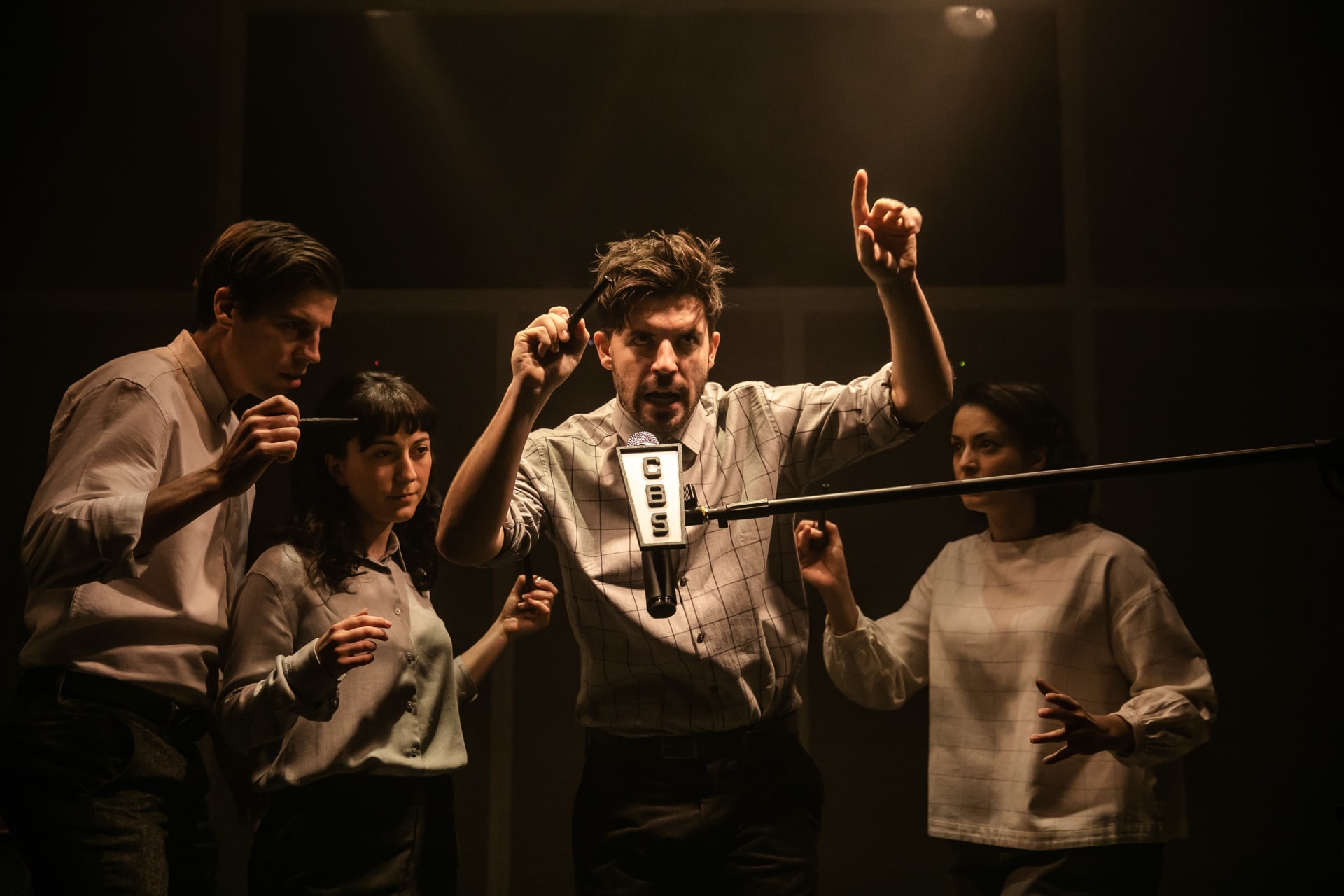 WOTW Prod Image 2 2019 Cast   Matt Wells Amalia Vitale Julian Spooner Mona Goodwin hsjny7